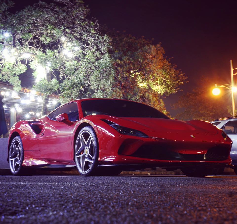Siêu xe Ferrari F8 Tributo của Cường Đô-la xuất hiện tại một quán cà phê ở quận 7 vào khuya hôm qua