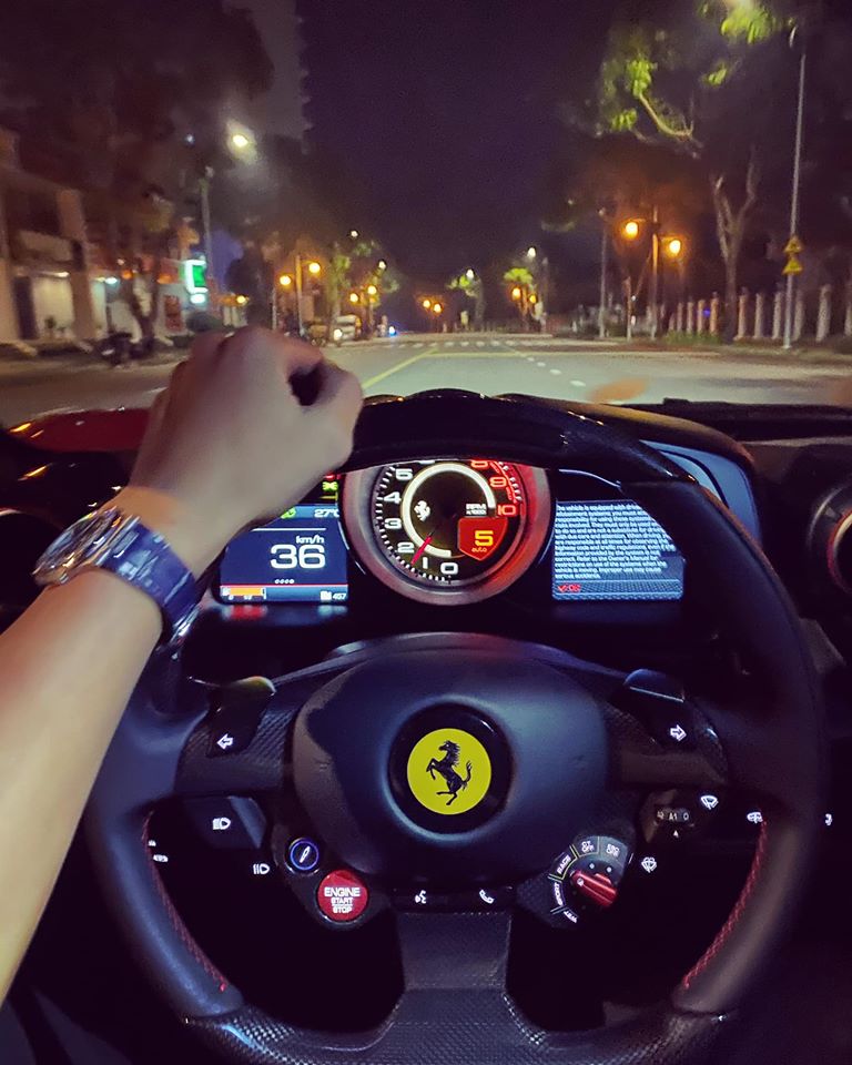 Một người quen của Cường Đô-la trải nghiệm siêu xe Ferrari F8 Tributo