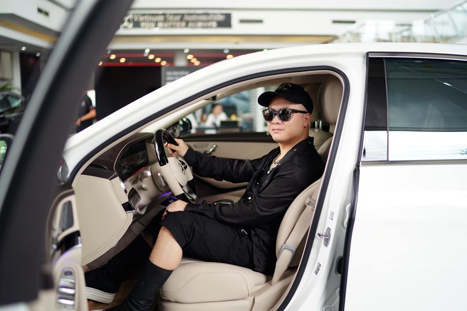 Trước khi mua xe sang Mercedes-Benz S450L Luxury, nh&agrave; thiết kế Đỗ Mạnh Cường đ&atilde; sở hữu Mercedes-Benz C200 v&agrave; Mercedes-Benz S400