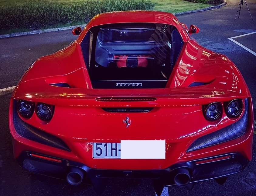 Vẻ đẹp siêu xe Ferrari F8 Tributo đầu tiên tại Việt Nam