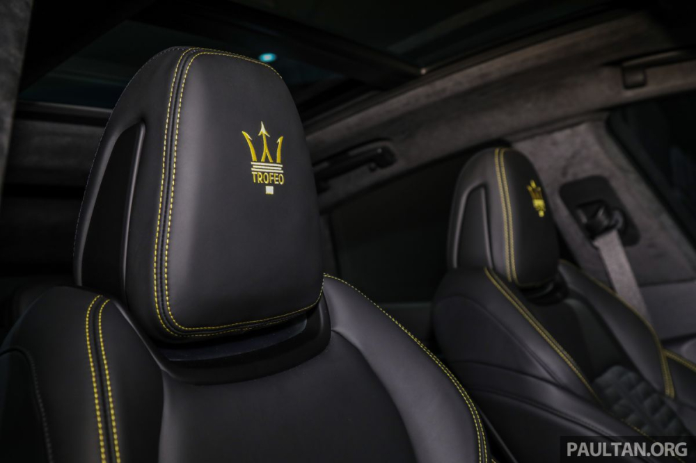 Chỉ may màu vàng và logo Trofeo cũng màu vàng do chiếc SUV hạng sang Maserati Levante Trofeo Launch Edition này có màu sơn Giallo Modenese. Chỉ may màu vàng và logo Trofeo cũng màu vàng do chiếc SUV hạng sang Maserati Levante Trofeo Launch Edition này có màu sơn Giallo Modenese.