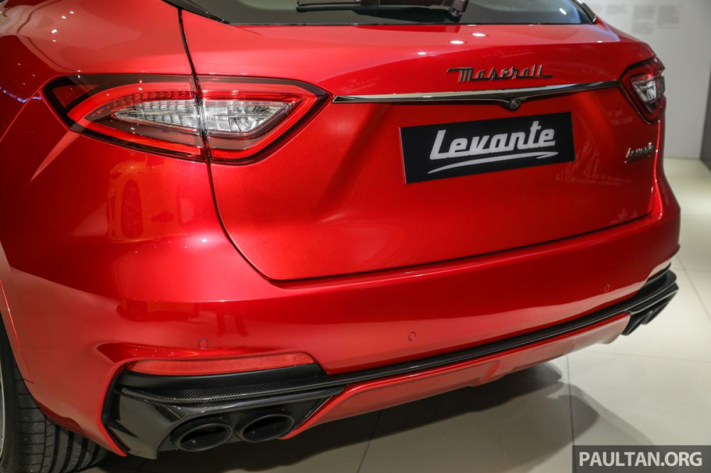 Ốp đuôi xe và viền quanh ống xả nhưng đặc biệt nhất là nắp capô được thiết kế riêng rất độc đáo. Ốp đuôi xe và viền quanh ống xả nhưng đặc biệt nhất là nắp capô được thiết kế riêng rất độc đáo.