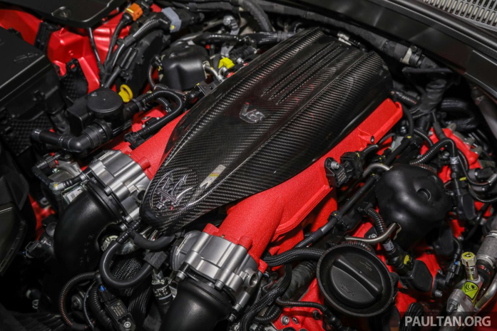 Về tính năng vận hành, Maserati Levante Trofeo Launch Edition vẫn dùng động cơ xăng V8, tăng áp kép, dung tích 3.8 lít do Ferrari sản xuất tương tự như bản tiêu chuẩn. Về tính năng vận hành, Maserati Levante Trofeo Launch Edition vẫn dùng động cơ xăng V8, tăng áp kép, dung tích 3.8 lít do Ferrari sản xuất tương tự như bản tiêu chuẩn. Trái tim này trên Maserati Levante Trofeo bản giới hạn sẽ cho ra công suất tối đa 590 mã lực và mô-men xoắn cực đại 730 Nm.