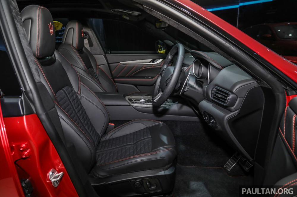 Bên trong khoang lái của Maserati Levante Trofeo Launch Edition có ghế ngồi thể thao bọc da “Pieno Fiore” đi kèm với đường chỉ may màu đối lập và logo Trofeo thêu trên tựa đầu ghế ngồi đồng màu với ngoại thất. Nhiều chi tiết bên trong khoang lái như bệ cần số, phần ốp bảng táp-lô hay thành cửa bằng sợi carbon. Bên trong khoang lái của Maserati Levante Trofeo Launch Edition có ghế ngồi thể thao bọc da “Pieno Fiore” đi kèm với đường chỉ may màu đối lập và logo Trofeo thêu trên tựa đầu ghế ngồi đồng màu với ngoại thất. Nhiều chi tiết bên trong khoang lái như bệ cần số, phần ốp bảng táp-lô hay thành cửa bằng sợi carbon.