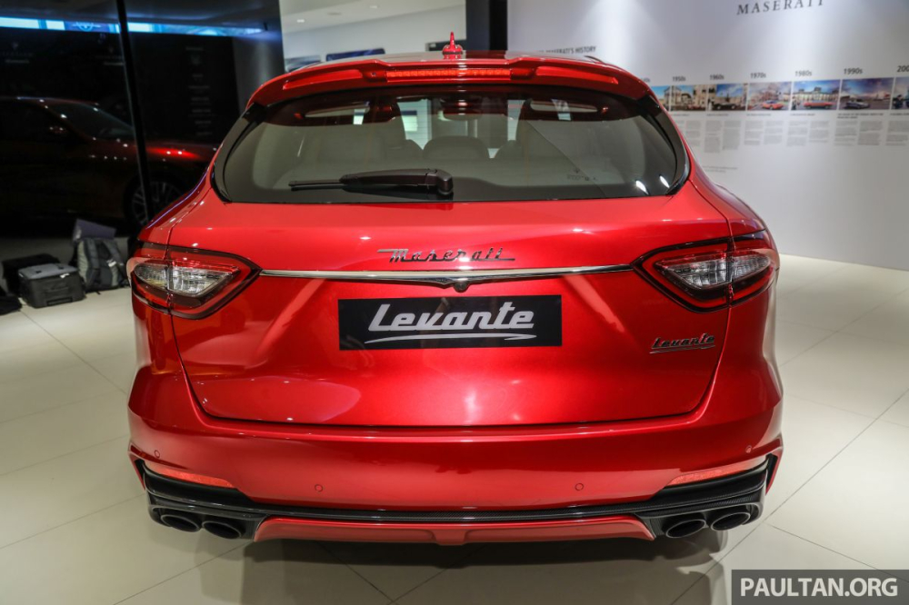 Phiên bản giới hạn Maserati Levante Trofeo Launch Edition không chỉ gây sự chú ý với nước sơn màu xanh mờ Blu Emozione Matte rất cá tính và độc đáo đã có một chiếc xuất hiện tại Việt Nam mà còn có 2 bộ áo độc quyền khác là đỏ Rosso Magma Phiên bản giới hạn Maserati Levante Trofeo Launch Edition không chỉ gây sự chú ý với nước sơn màu xanh mờ Blu Emozione Matte rất cá tính và độc đáo đã có một chiếc xuất hiện tại Việt Nam mà còn có 2 bộ áo độc quyền khác là đỏ Rosso Magma