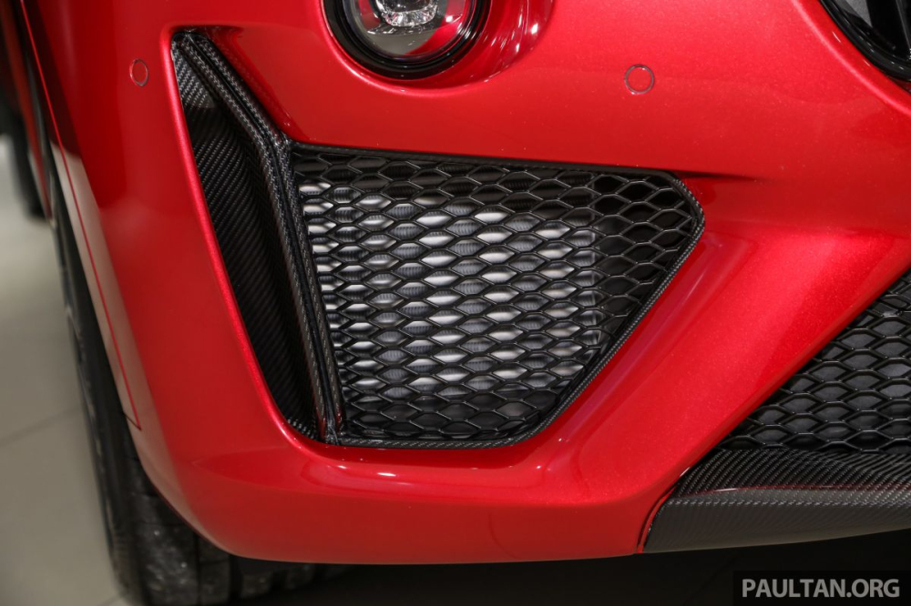 Hốc gió rất cá tính của Maserati Levante Trofeo Launch Edition chỉ có 100 chiếc được sản xuất trên toàn thế giới. Hốc gió rất cá tính của Maserati Levante Trofeo Launch Edition chỉ có 100 chiếc được sản xuất trên toàn thế giới.