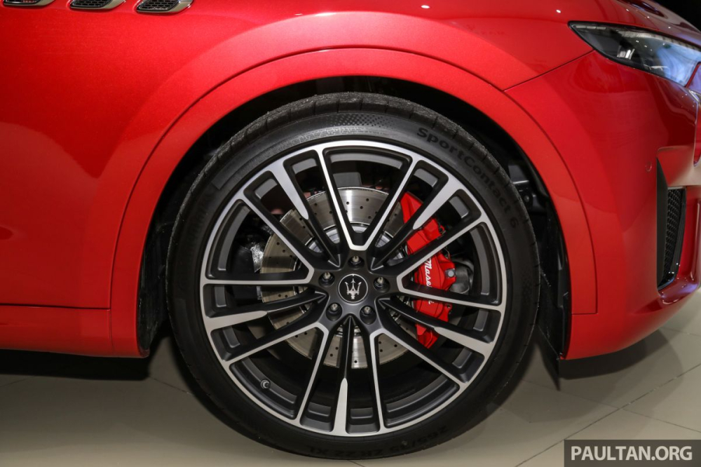 Để tương xứng với ngoại hình có nhiều sự nâng cấp đáng giá, Maserati Levante Trofeo Launch Edition còn sử dụng bộ vành Orione kích thước 22 inch sơn mờ hoặc màu đen bóng tuỳ theo lựa chọn của khách hàng. Đi cùng bộ mâm này là các kẹp phanh có màu vàng, xanh hoặc đỏ tương ứng với ngoại thất xe. Nếu không thích Để tương xứng với ngoại hình có nhiều sự nâng cấp đáng giá, Maserati Levante Trofeo Launch Edition còn sử dụng bộ vành Orione kích thước 22 inch sơn mờ hoặc màu đen bóng tuỳ theo lựa chọn của khách hàng. Đi cùng bộ mâm này là các kẹp phanh có màu vàng, xanh hoặc đỏ tương ứng với ngoại thất xe. Nếu không thích tông xuyệt tông ngoại thất, các khách hàng có thể lựa chọn kẹp phanh màu bạc.