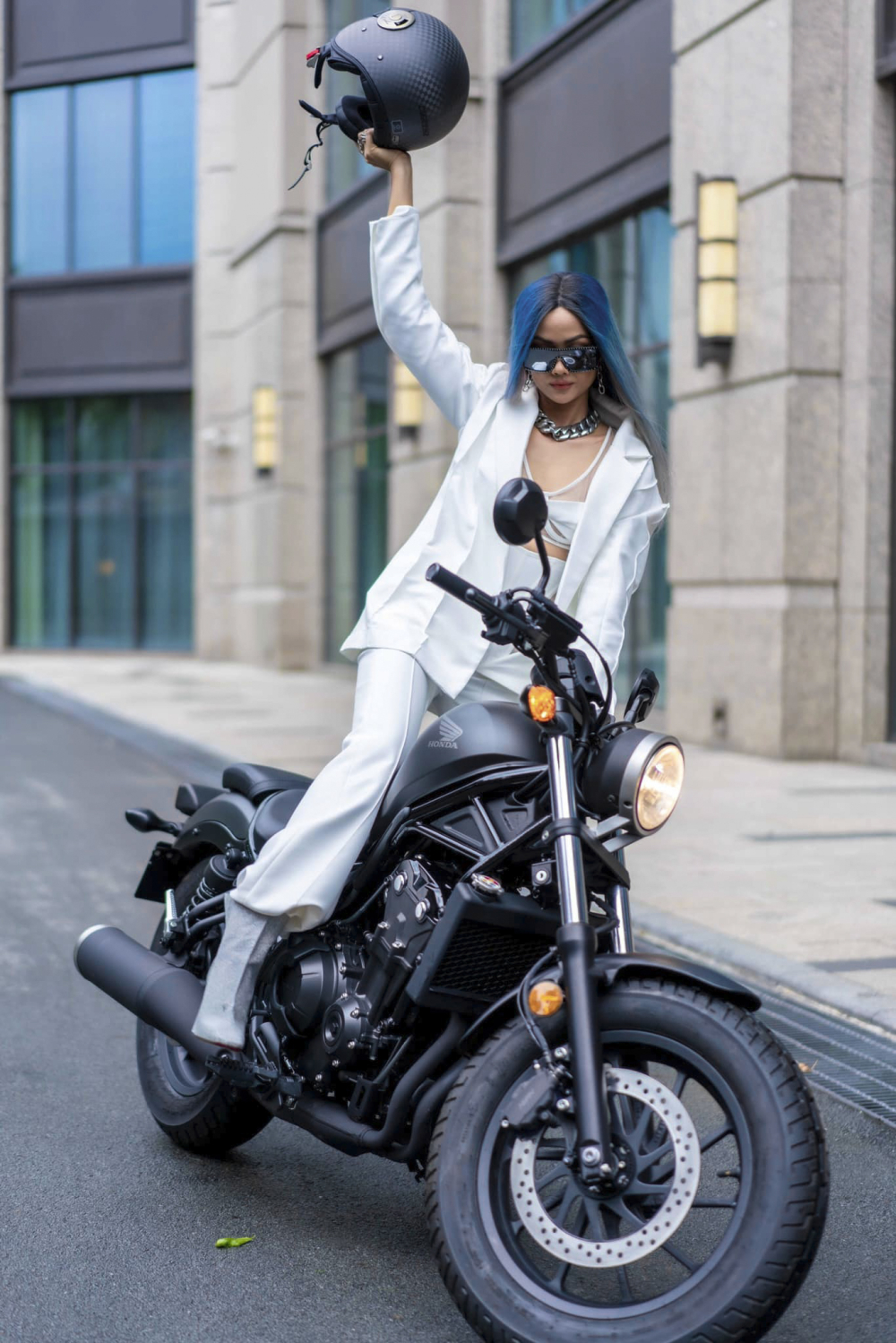 Hoa hậu HHen Niê cá tính trên xe Honda Rebel 500 Hoa hậu HHen Niê cá tính trên xe Honda Rebel 500