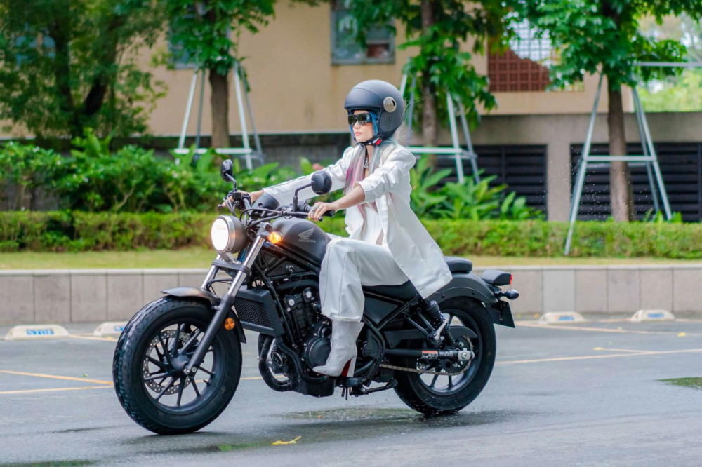 Hoa hậu HHen Niê cá tính cùng Honda Rebel 500 Hoa hậu HHen Niê cá tính cùng Honda Rebel 500