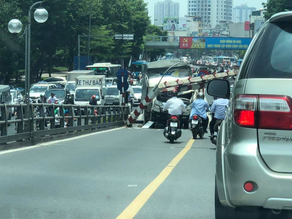 Sự việc xảy ra vào giữa trưa nên gây ra hiện tượng ùn tắc cục bộ tại ngã tư này