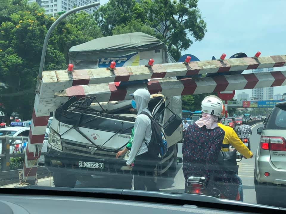 Barie giới hạn chiều cao này vừa bị đâm sập hôm 11/6/2020