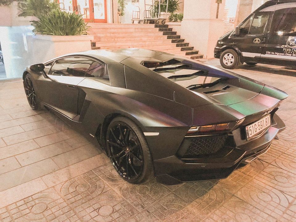 Ngoại hình xe được dán lại bộ áo Batman rất cá tính