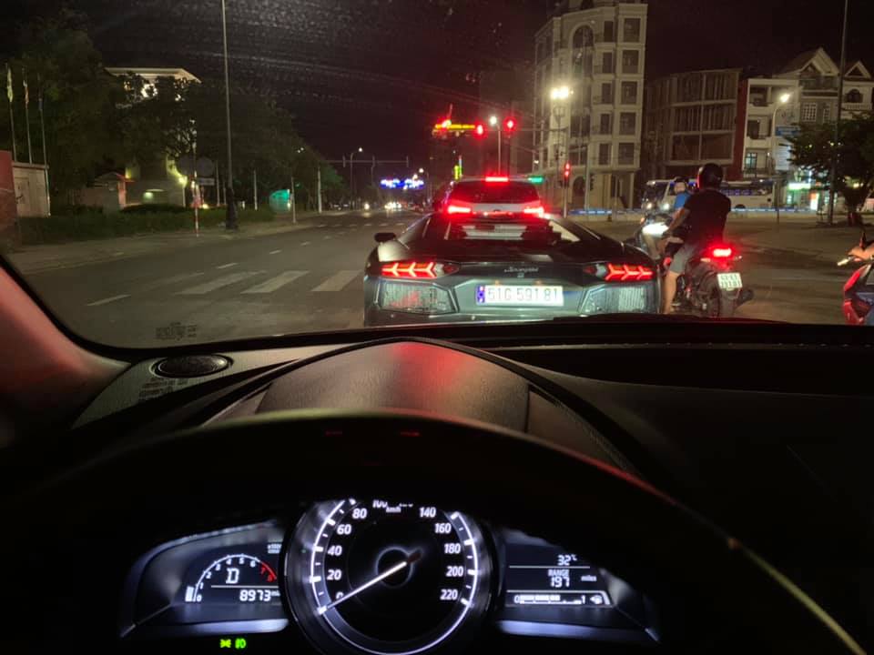 Siêu xe Lamborghini Aventador LP700-4 đi dạo tại Đà Nẵng