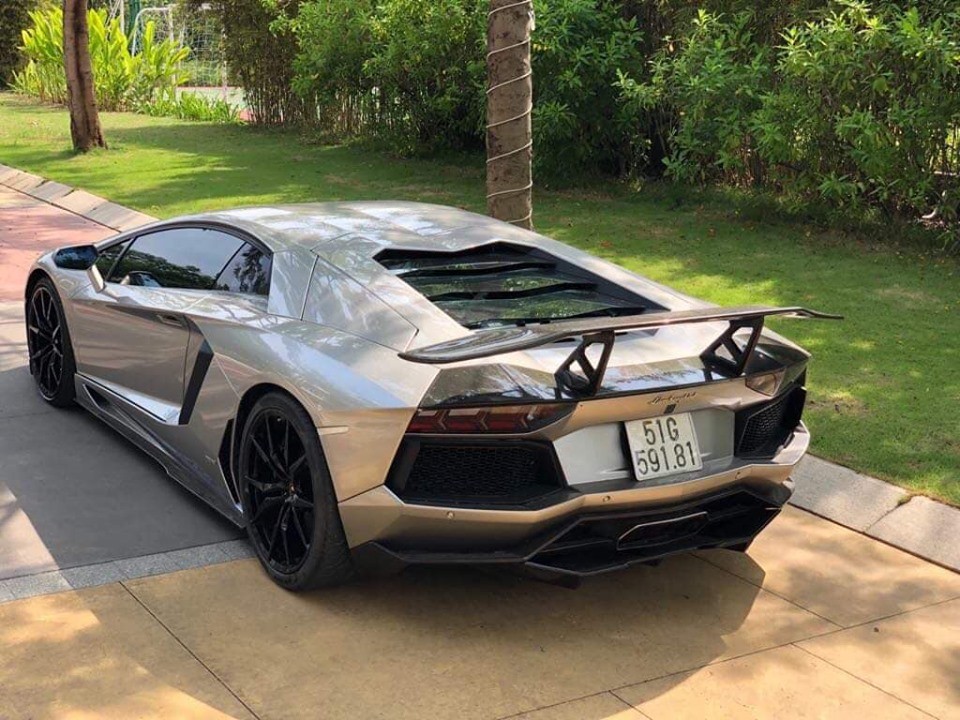 Còn đây là ngoại thất của chiếc Lamborghini Aventador LP700-4 lúc còn mang bản độ DMC độc nhất Việt Nam