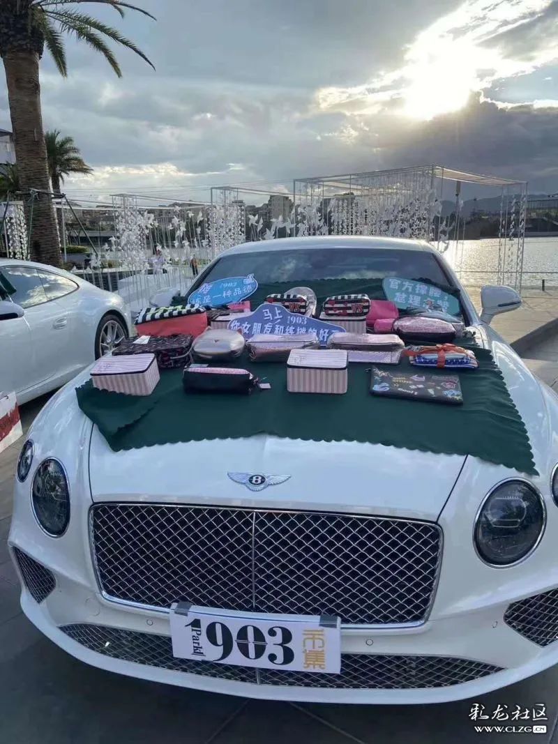 Một chiếc Bentley Continental GT b&agrave;y b&aacute;n phụ kiện