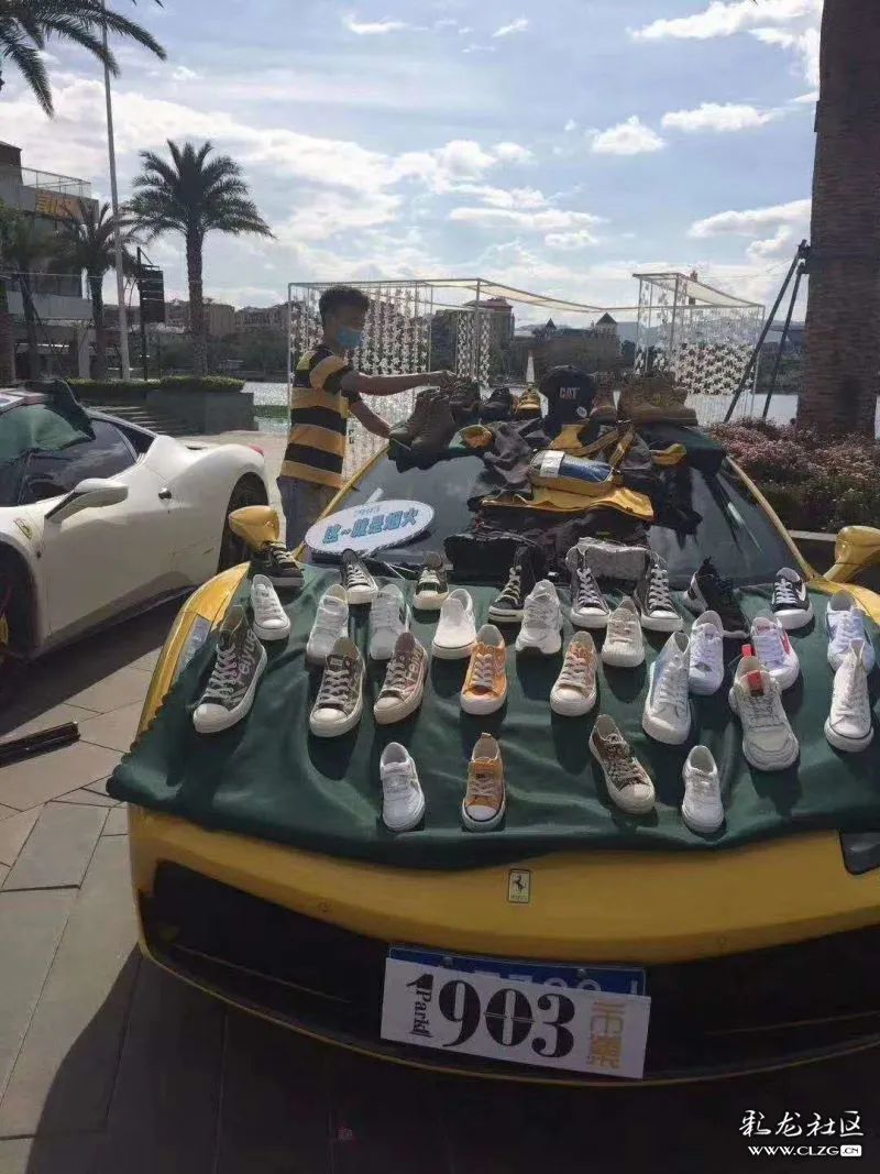 Ferrari 458 Italia m&agrave;u trắng v&agrave; Ferrari 488 Spider được b&agrave;y b&aacute;n gi&agrave;y