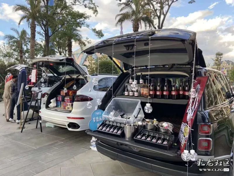 Hai chiếc Porsche v&agrave; Range Rover được b&agrave;y b&aacute;n phụ kiện cũng như l&agrave;m quầy bar ở cốp xe