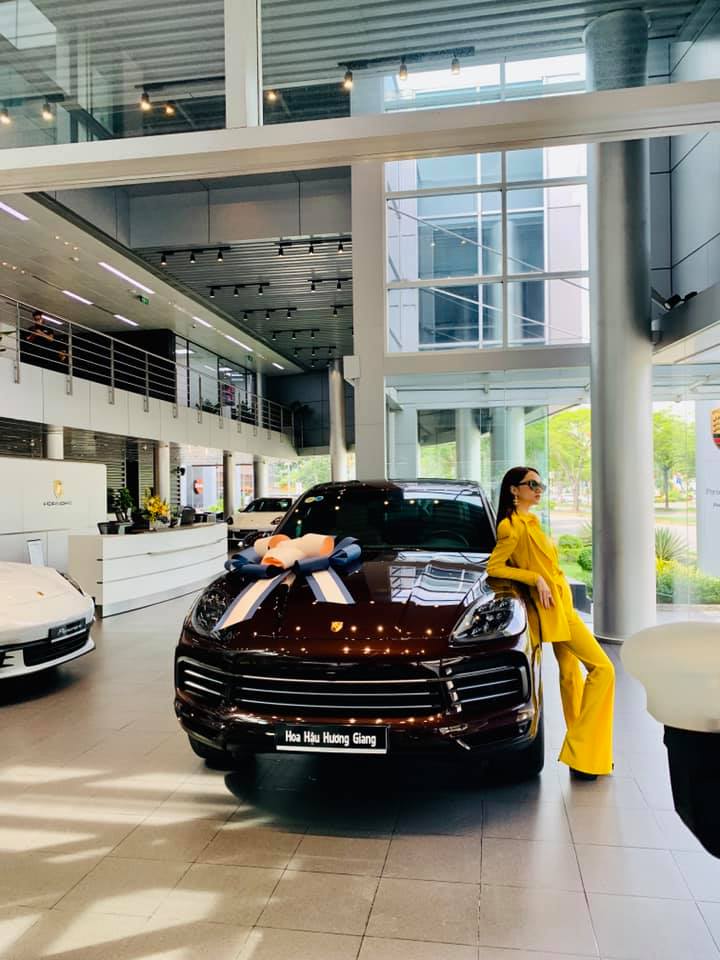 Chiếc Porsche Cayenne 2020 của Hoa hậu Hương Giang được sơn m&agrave;u n&acirc;u t&ugrave;y chọn c&oacute; gi&aacute; hơn 70 triệu đồng