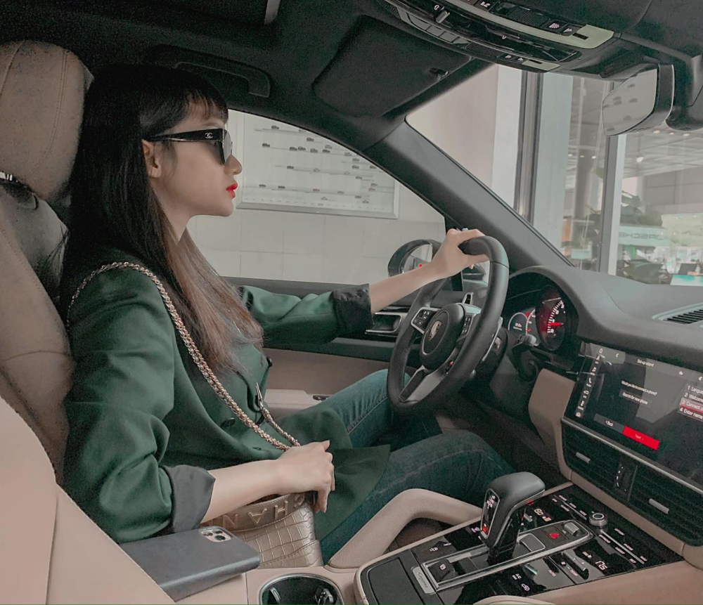 Hương Giang cầm l&aacute;i chiếc SUV hạng sang mới tậu