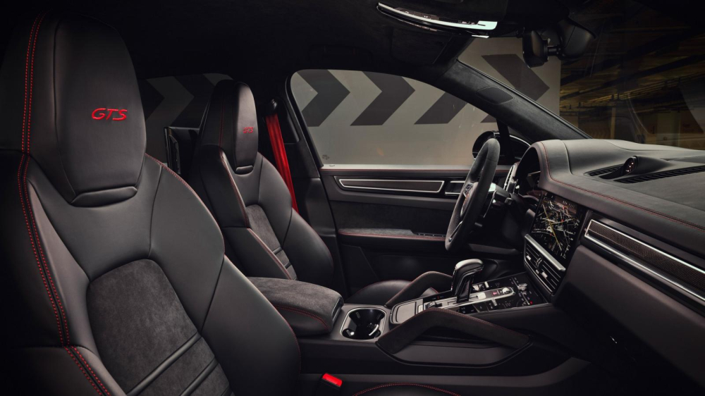 Nội thất của Porsche Cayenne GTS 2021 có nhiều chi tiết bọc bằng Alcantara Nội thất của Porsche Cayenne GTS 2021 có nhiều chi tiết bọc bằng Alcantara