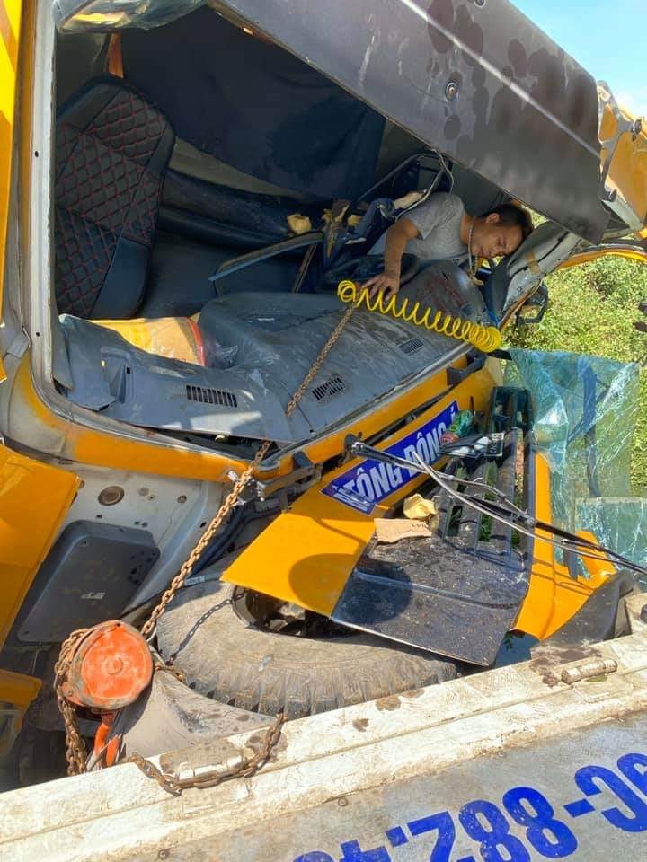Chiếc xe bồn trộn bê tông bị hư hỏng khá nặng sau vụ tai nạn