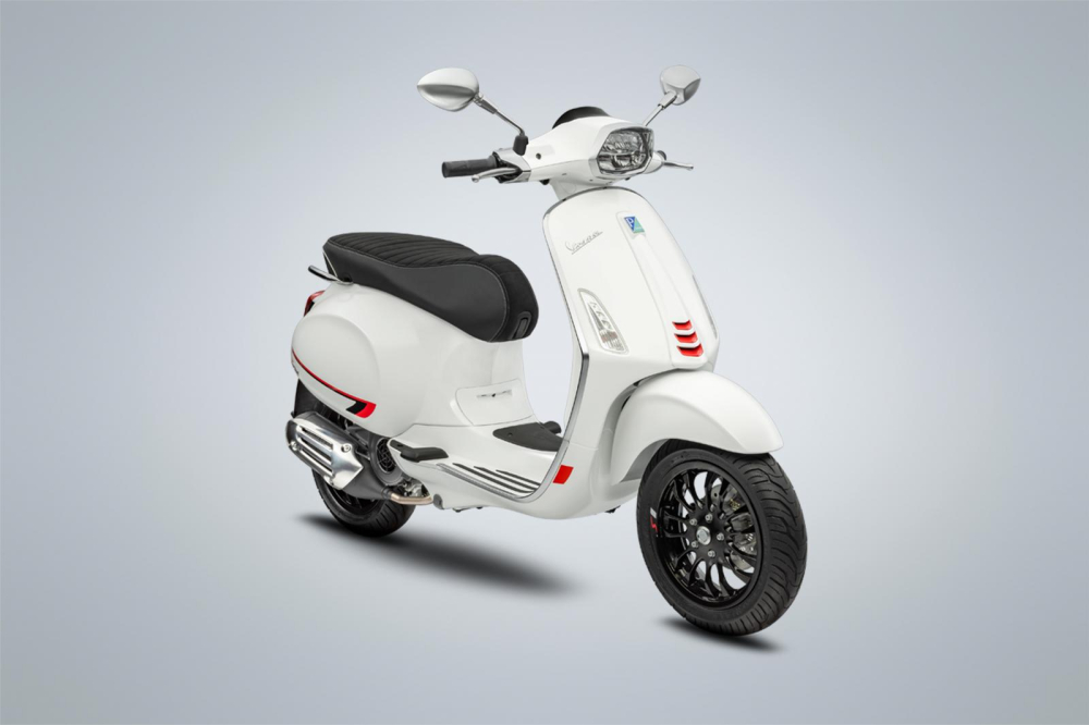 Trong lần đầu ti&ecirc;n ra mắt, Vespa Sprint S 150cc được ph&acirc;n phối với hai m&agrave;u cơ bản l&agrave; đen v&agrave; trắng.