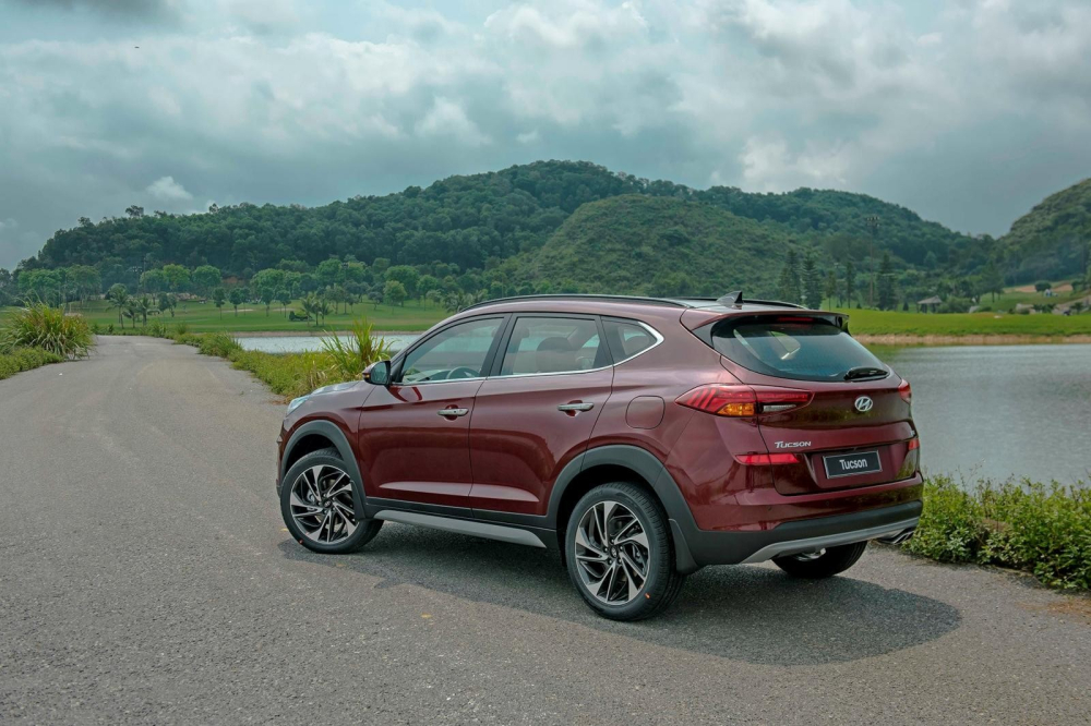 Hyundai Tucson được trang bị m&acirc;m hợp kim 19 inch ở bản Turbo