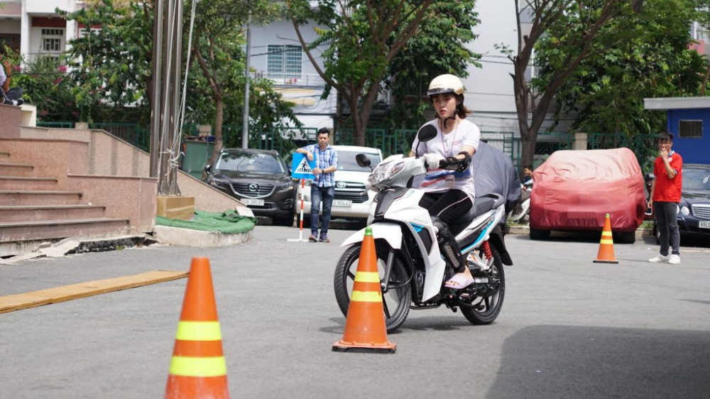 Nên tập lái xe số cùng người có kinh nghiệm