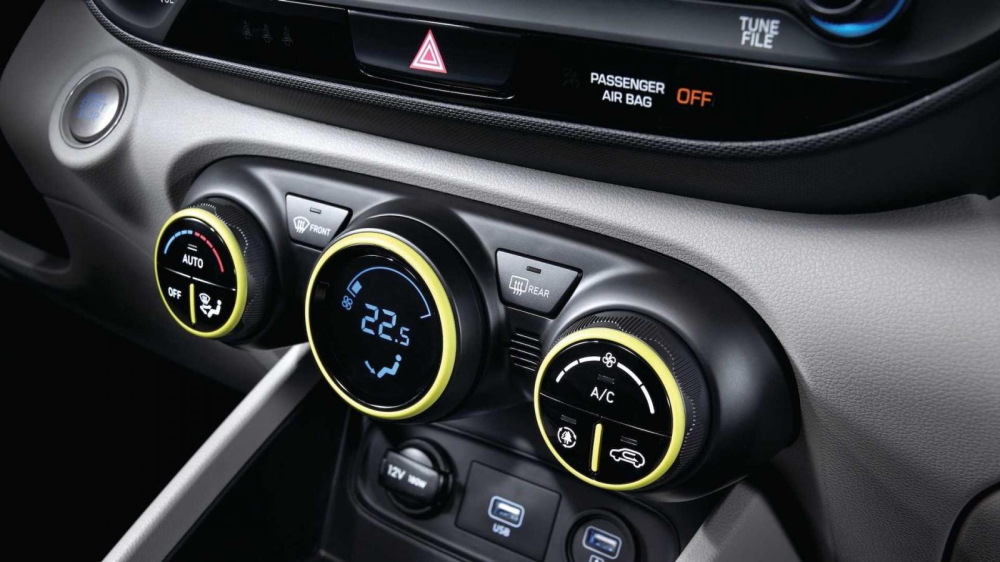 C&aacute;c n&uacute;m xoay trong Hyundai Venue FLUX cũng được sơn m&agrave;u xanh cốm