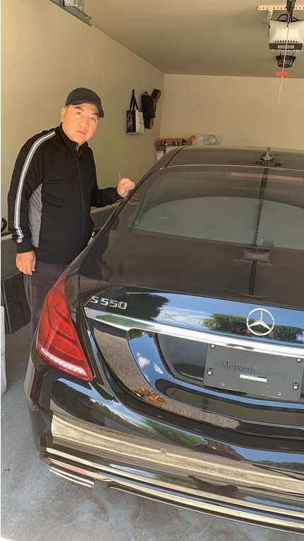 &Ocirc;ng Yang chụp ảnh b&ecirc;n chiếc Mercedes-Benz S550 của gia đ&igrave;nh