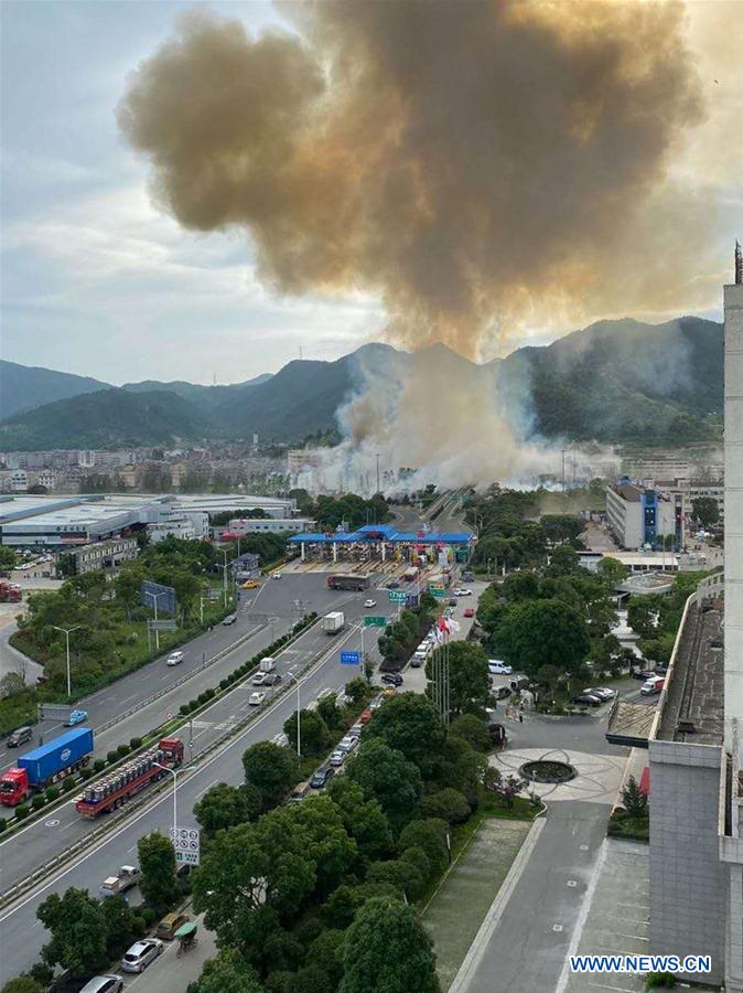 Quả cầu lửa bốc l&ecirc;n cao sau vụ nổ