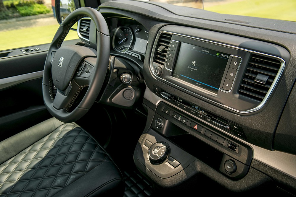 Giá xe Peugeot Traveller