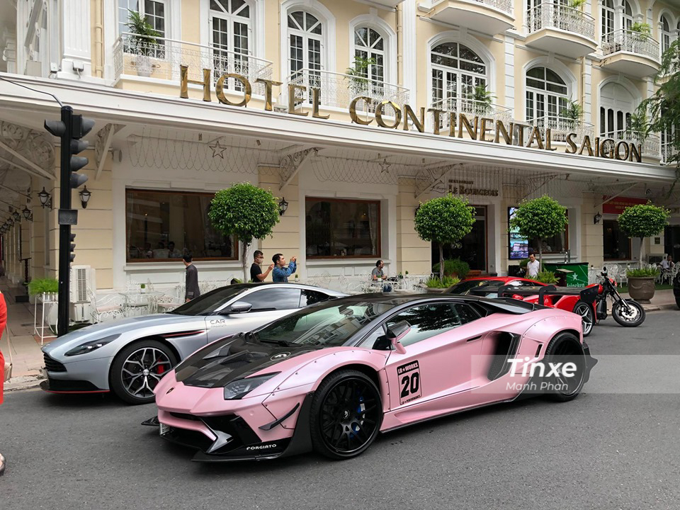 Lamborghini Aventador Limited Edition 50 độc nhất Việt Nam đỗ cạnh si&ecirc;u xe Aston Martin DB11 V8 