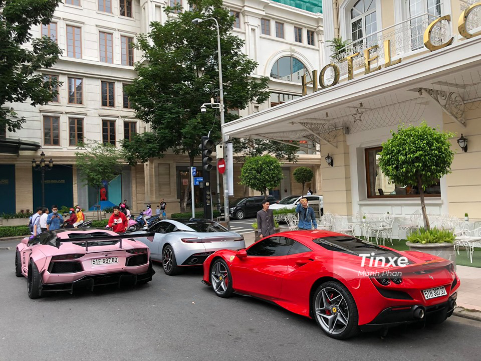  V&agrave; ngay ph&iacute;a sau l&agrave; si&ecirc;u xe Ferrari F8 Tributo