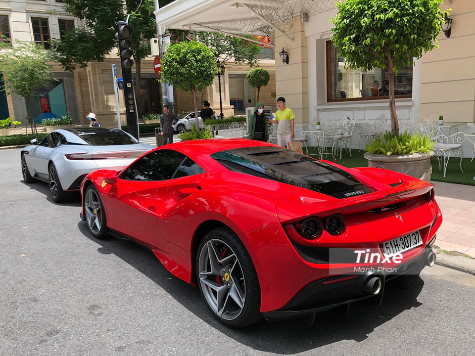 Aston Martin DB11 V8 đọ d&aacute;ng c&ugrave;ng si&ecirc;u xe Ferrari F8 Tributo của doanh nh&acirc;n Nguyễn Quốc Cường