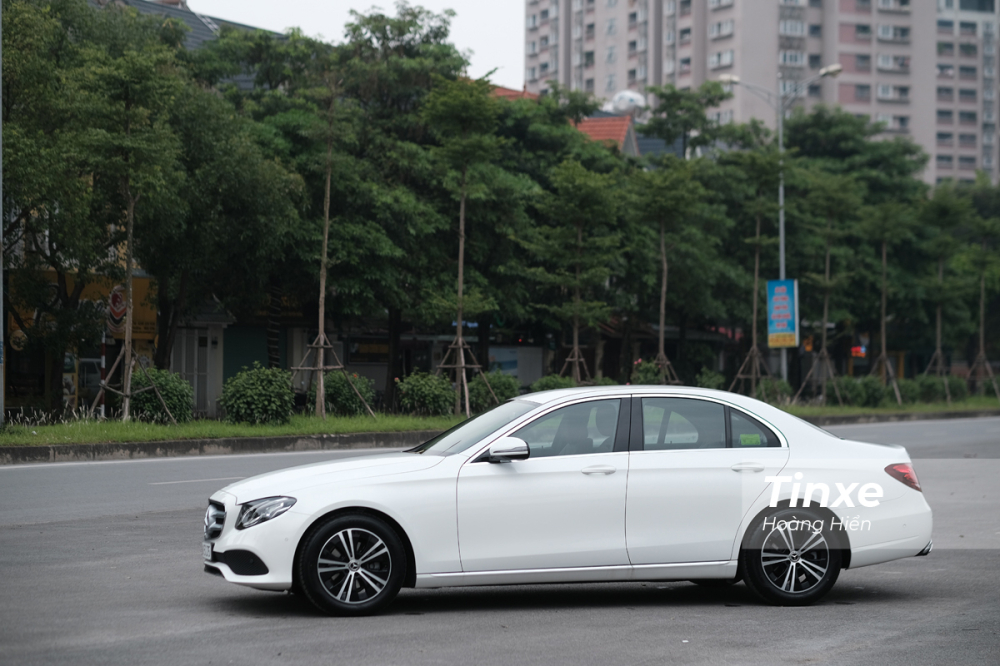 Mercedes-Benz E180 dài và rộng hơn nhưng lại thấp hơn so với E200 trước đây. Mercedes-Benz E180 dài và rộng hơn nhưng lại thấp hơn so với E200 trước đây.