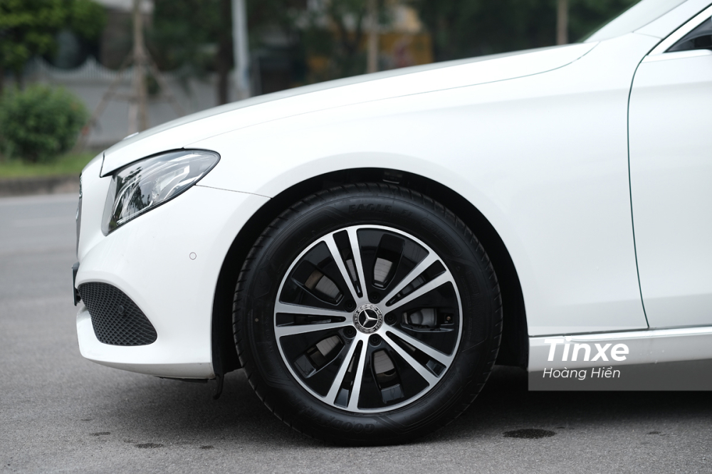 Vành hợp kim 17 inch 5 chấu đơn nhưng thiết kế như vành thể thao 5 chấu kép. Vành hợp kim 17 inch 5 chấu đơn nhưng thiết kế như vành thể thao 5 chấu kép.