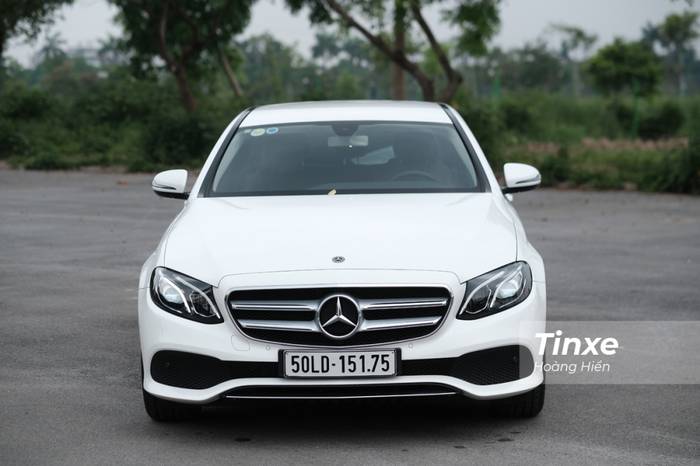 Thiết kế phần đầu xe của Mercedes-Benz E180 vẫn là điểm nhấn nổi bật rất dễ nhận ra. Thiết kế phần đầu xe của Mercedes-Benz E180 vẫn là điểm nhấn nổi bật rất dễ nhận ra.