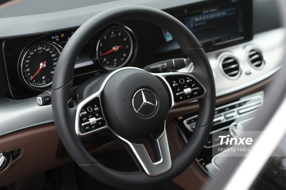 Vô-lăng ba chấu rất đặc trưng của Mercedes-Benz E180. Vô-lăng ba chấu rất đặc trưng của Mercedes-Benz E180.