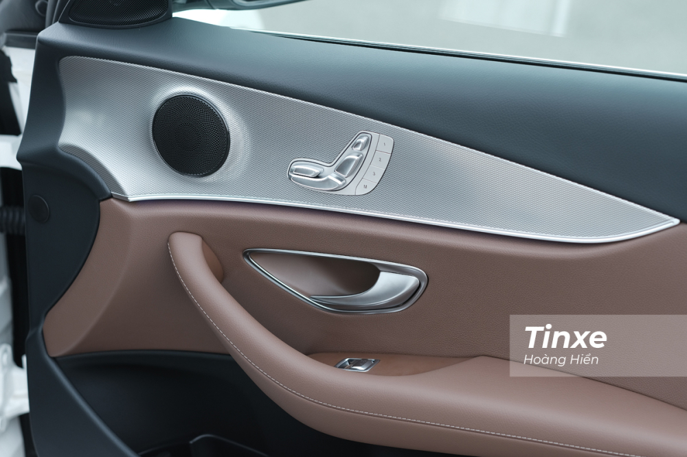 Ốp loa đen không liên quan đến thiết kế vẫn là một điểm trừ trên Mercedes-Benz E180. Ốp loa đen không liên quan đến thiết kế vẫn là một điểm trừ trên Mercedes-Benz E180.