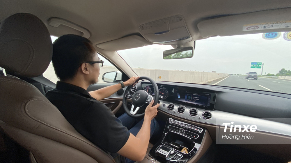 Mercedes-Benz E180 mang cảm giác lái đầm chắc và êm ái, phù hợp những người yêu thích sự sang trọng và trải nghiệm nhẹ nhàng khi cầm lái xe sang. Mercedes-Benz E180 mang cảm giác lái đầm chắc và êm ái, phù hợp những người yêu thích sự sang trọng và trải nghiệm nhẹ nhàng khi cầm lái xe sang.