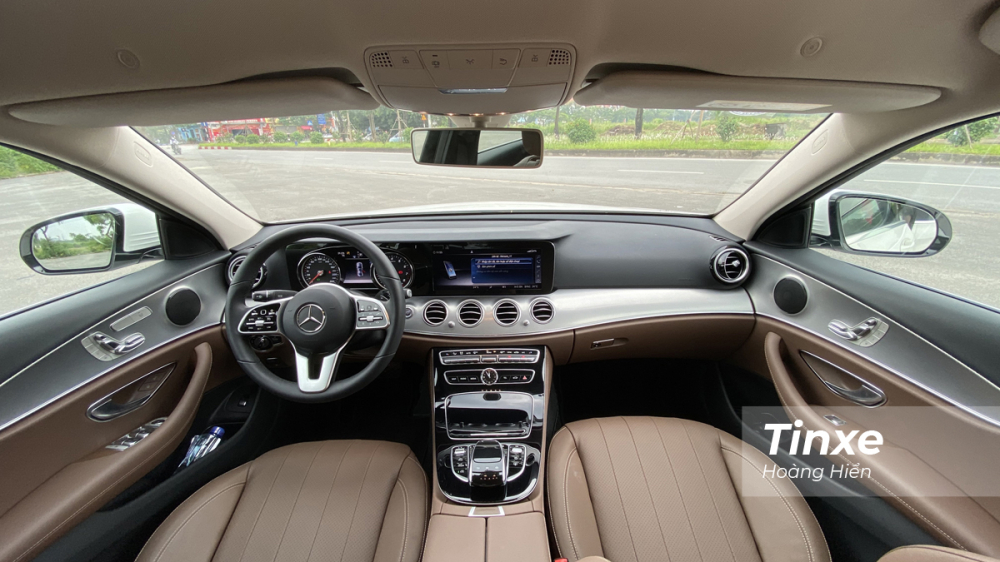 Nội thất của Mercedes-Benz E180 vẫn giữ được chất của một chiếc xe sang cỡ trung. Nội thất của Mercedes-Benz E180 vẫn giữ được chất của một chiếc xe sang cỡ trung.