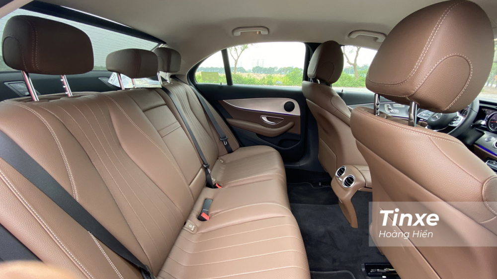Mercedes-Benz E180 sở hữu không gian nội thất rộng rãi và thoải mái. Tuy nhiên có ít tiện nghi cho người ngồi ở hàng ghế thứ 2. Mercedes-Benz E180 sở hữu không gian nội thất rộng rãi và thoải mái. Tuy nhiên có ít tiện nghi cho người ngồi ở hàng ghế thứ 2.
