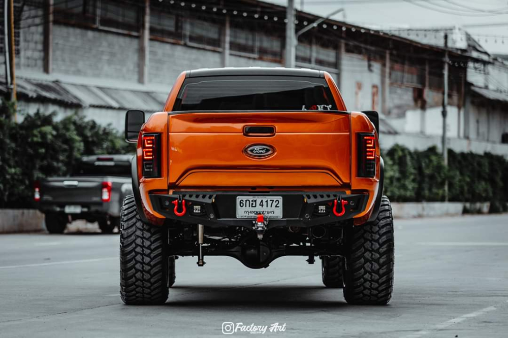 Những chiếc Ford Ranger Raptor này còn được mở rộng cả thân vỏ Những chiếc Ford Ranger Raptor này còn được mở rộng cả thân vỏ