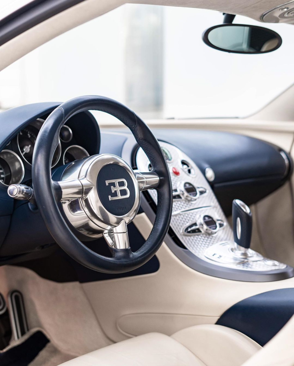 Nội thất của chiếc Bugatti Veyron cũng kết hợp 2 m&agrave;u trắng v&agrave; xanh đậm
