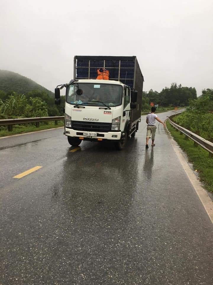 Chiếc ô tô tải tại hiện trường vụ tai nạn