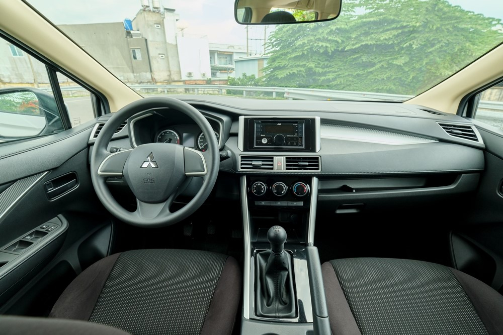Nội thất của Mitsubishi Xpander MT 2020 được chuyển sang t&ocirc;ng m&agrave;u đen