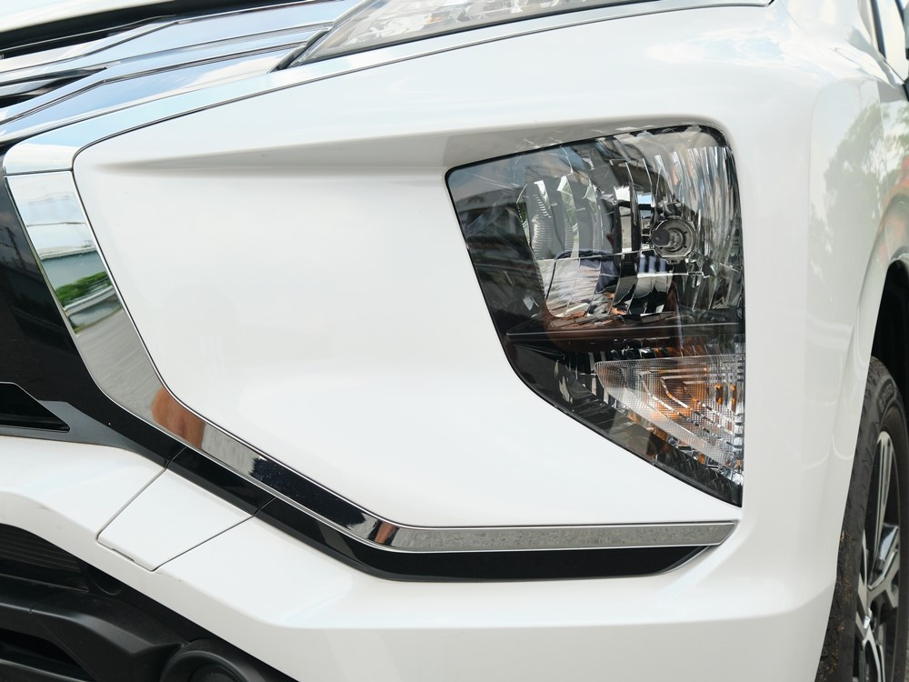 Đ&egrave;n chiếu s&aacute;ng vẫn sử dụng b&oacute;ng halogen truyền thống
