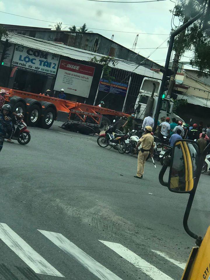 Lực lượng chức năng c&oacute; mặt tại hiện trường vụ tai nạn