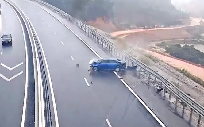 Chiếc ô tô bị hư hỏng nặng ở đầu lẫn đuôi xe
